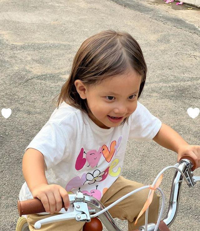 Ái nữ nhà Hà Hồ sở hữu suối tóc chuẩn Hoa hậu tương lai