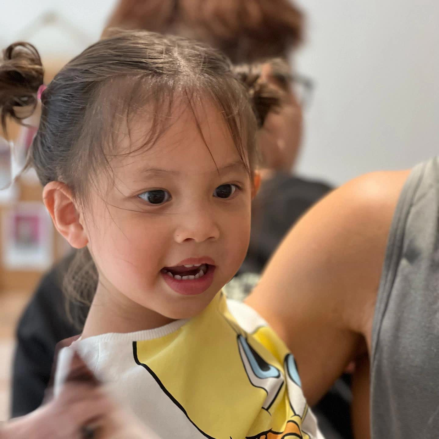 Ái nữ nhà Hà Hồ sở hữu suối tóc chuẩn Hoa hậu tương lai