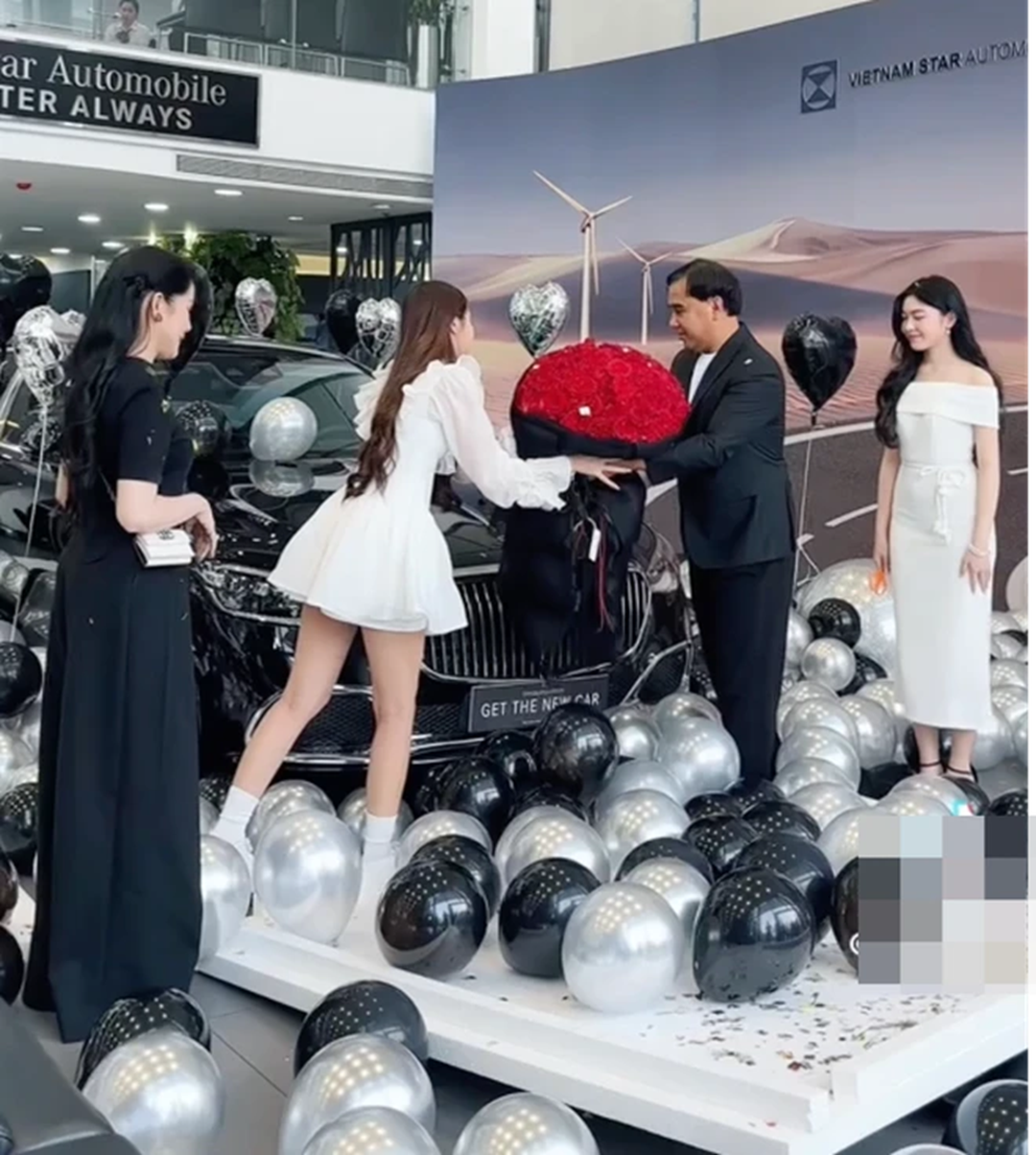 Ái nữ nhà MC Quyền Linh 19 tuổi đã sở hữu xe sang 8 tỷ đồng- Ảnh 1.