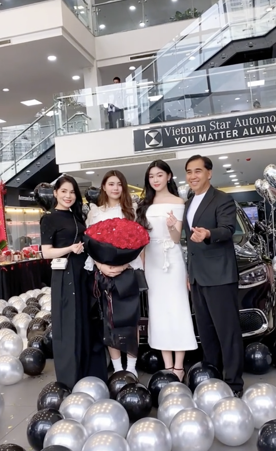 Ái nữ nhà MC Quyền Linh 19 tuổi đã sở hữu xe sang 8 tỷ đồng- Ảnh 2.