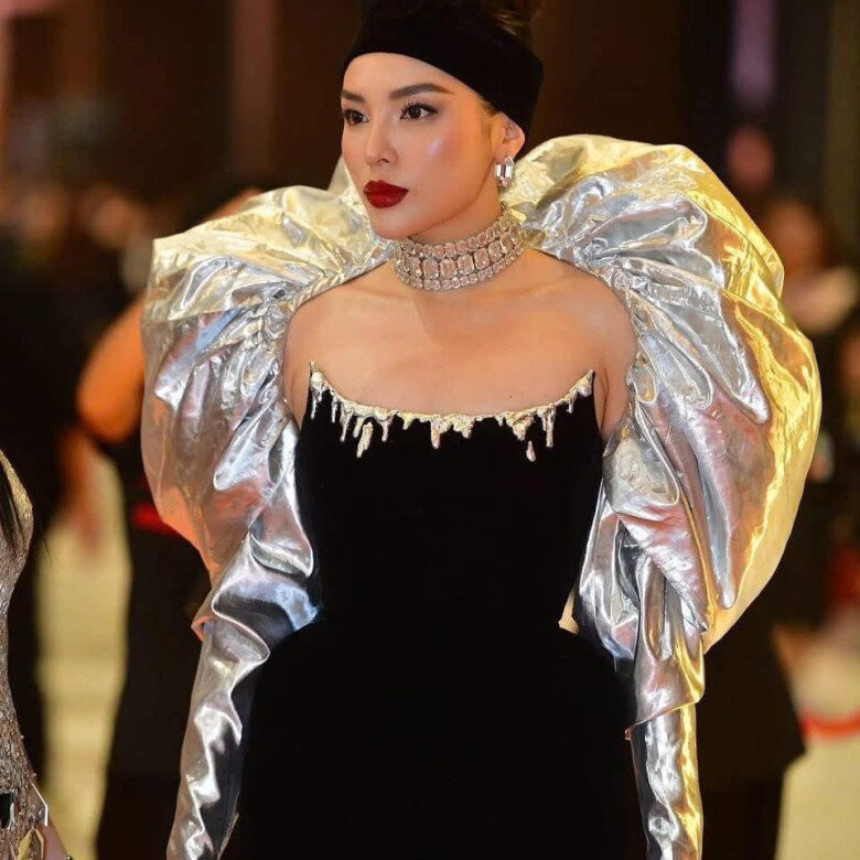 Ai sợ thì đi về Hoa hậu Kỳ Duyên chạy show với đôi lông mày chơi trốn tìm gây tranh cãi