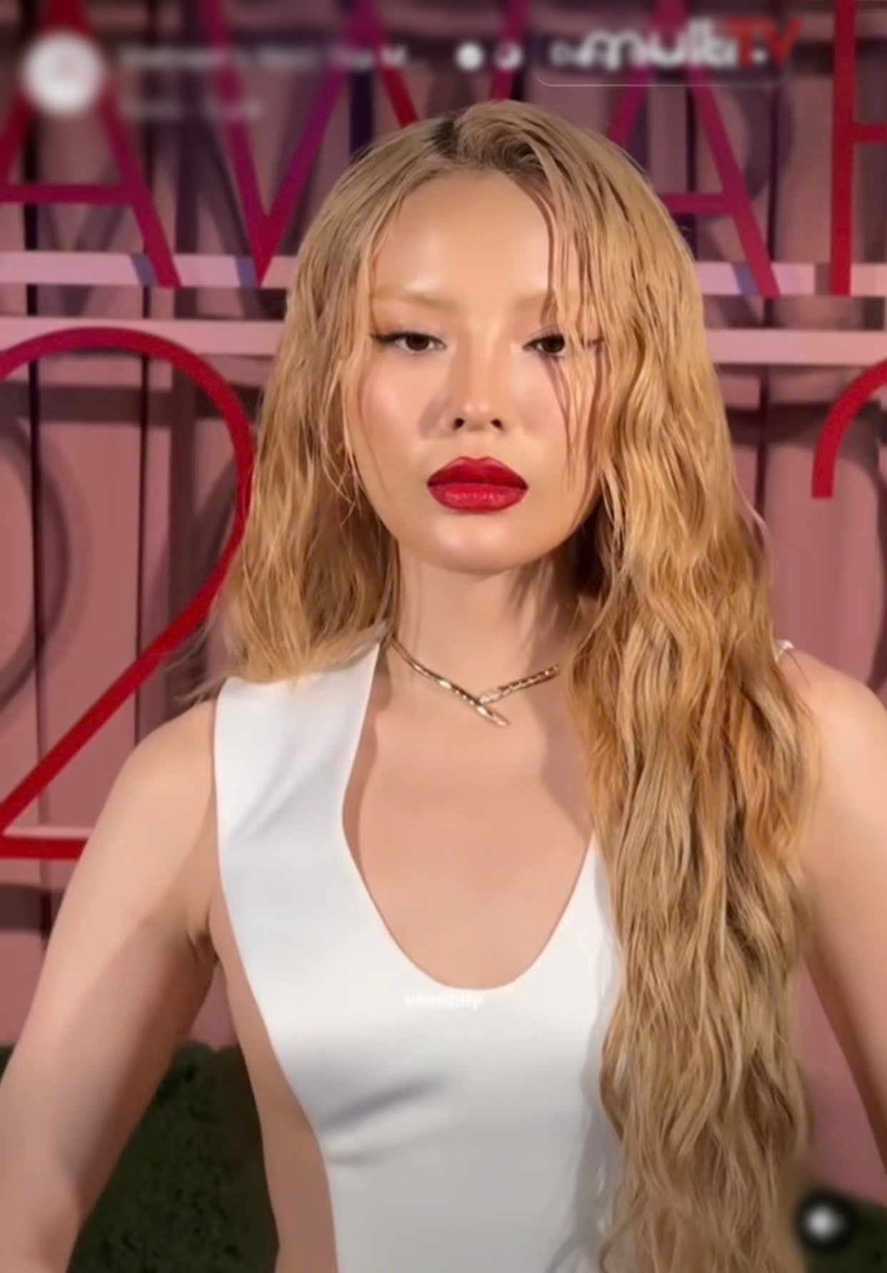 Ai sợ thì đi về Hoa hậu Kỳ Duyên chạy show với đôi lông mày chơi trốn tìm gây tranh cãi