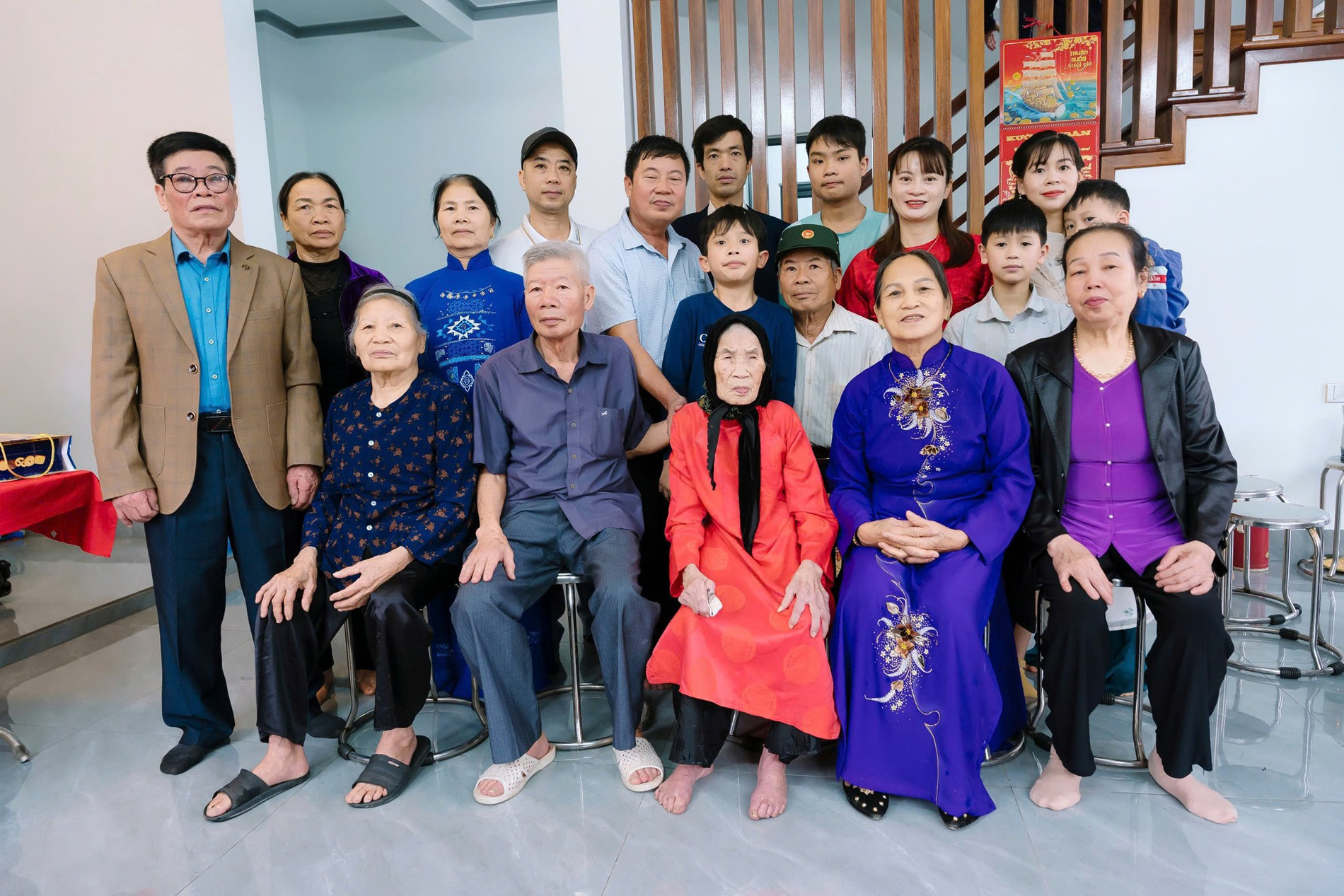 cụ bà hơn trăm tuổi ở HN 1.jpg