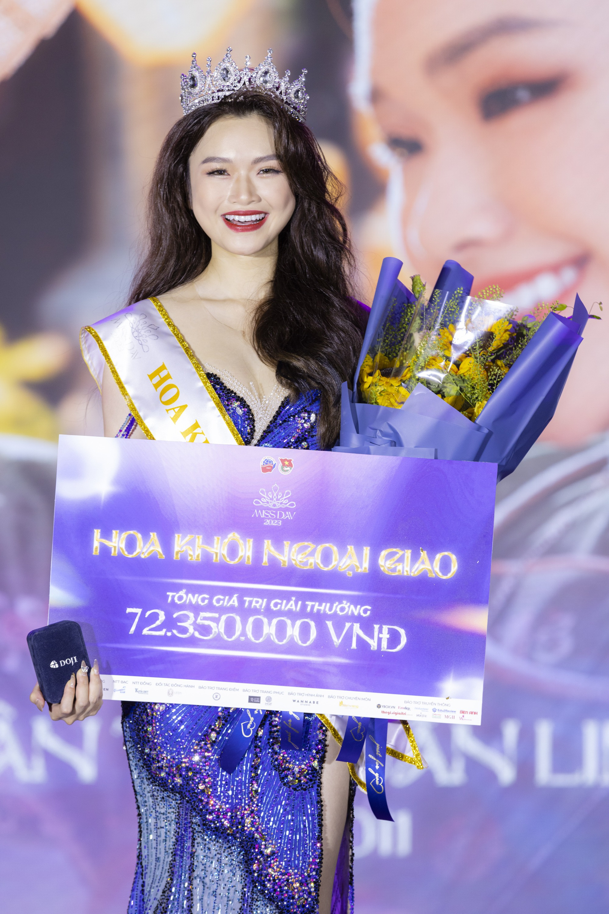 Danh tính cô gái Việt tặng hoa Chủ tịch Tập Cận Bình, trả lời phỏng vấn bằng tiếng Trung siêu thần thái - Ảnh 2.