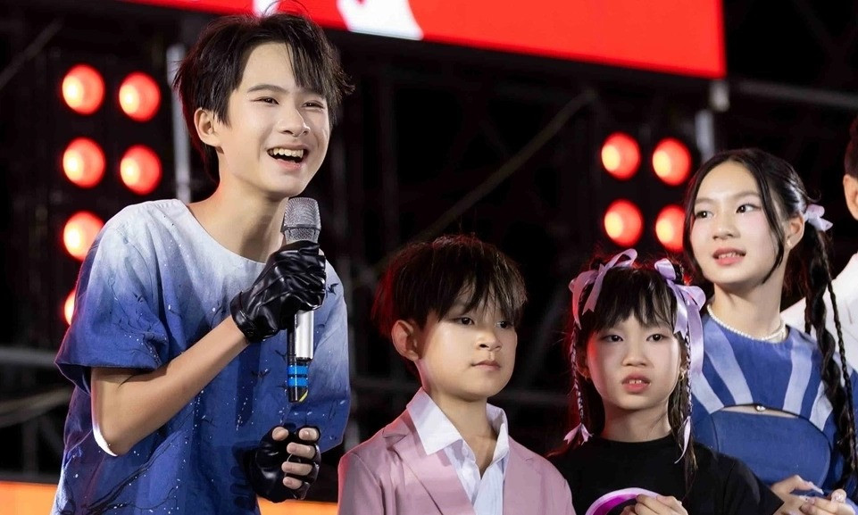 Hai con của Lý Hải Minh Hà gây sốt nhờ ngoại hình nổi bật