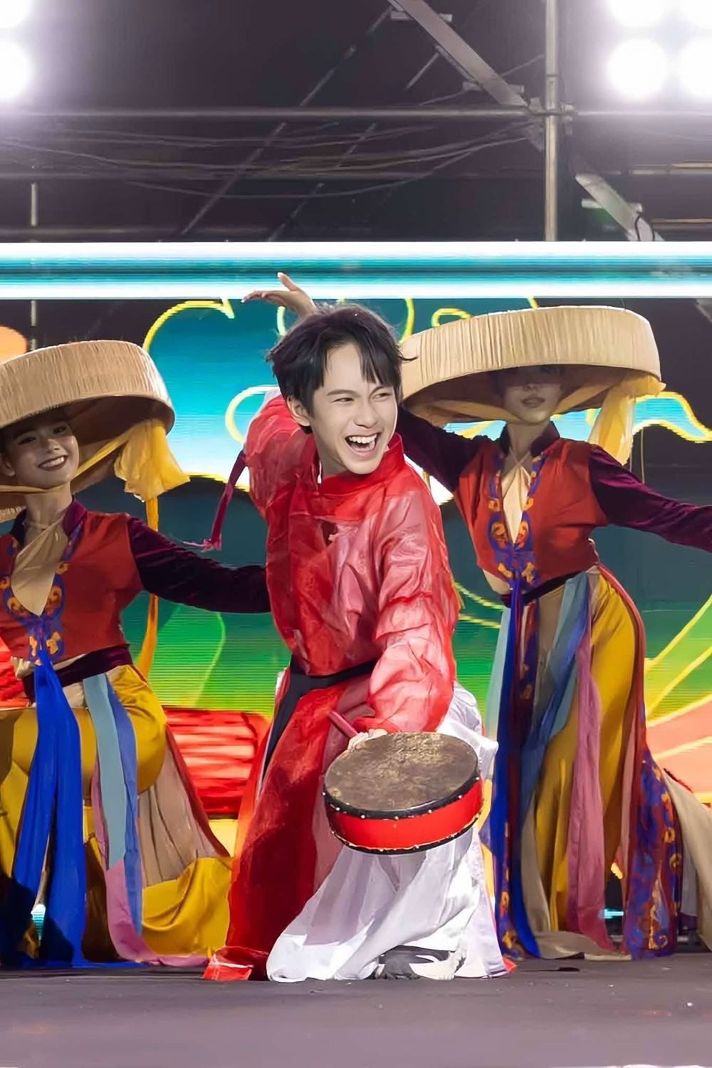 Hai con của Lý Hải Minh Hà gây sốt nhờ ngoại hình nổi bật