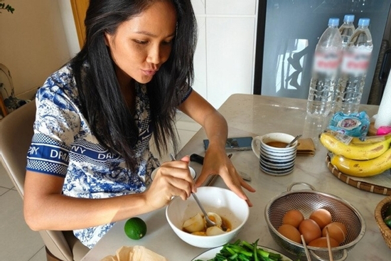 Khám phá bữa ăn chống già chồng thường nấu cho Hoa hậu H'Hen Niê