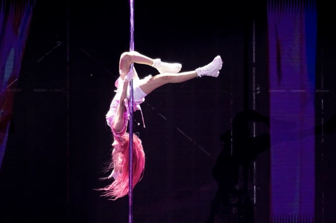 Kiệt sức sau ánh đèn sân khấu nghệ sĩ Việt phải thở oxy