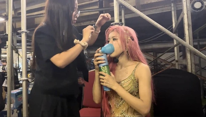 Kiệt sức sau ánh đèn sân khấu nghệ sĩ Việt phải thở oxy