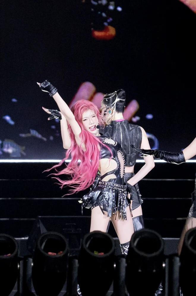 Kiệt sức sau ánh đèn sân khấu nghệ sĩ Việt phải thở oxy