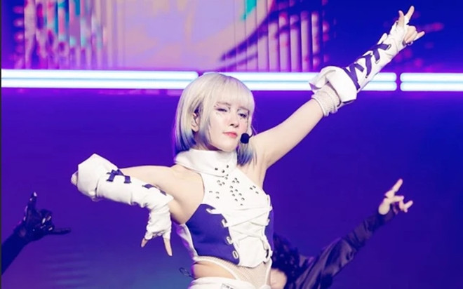 Kiệt sức sau ánh đèn sân khấu nghệ sĩ Việt phải thở oxy