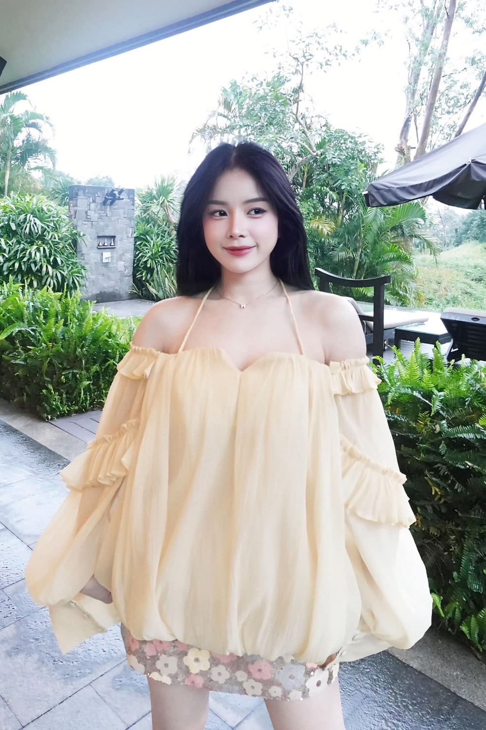 Sự thật đau lòng phía sau bức ảnh DJ Mie ôm hai chú cún ở concert