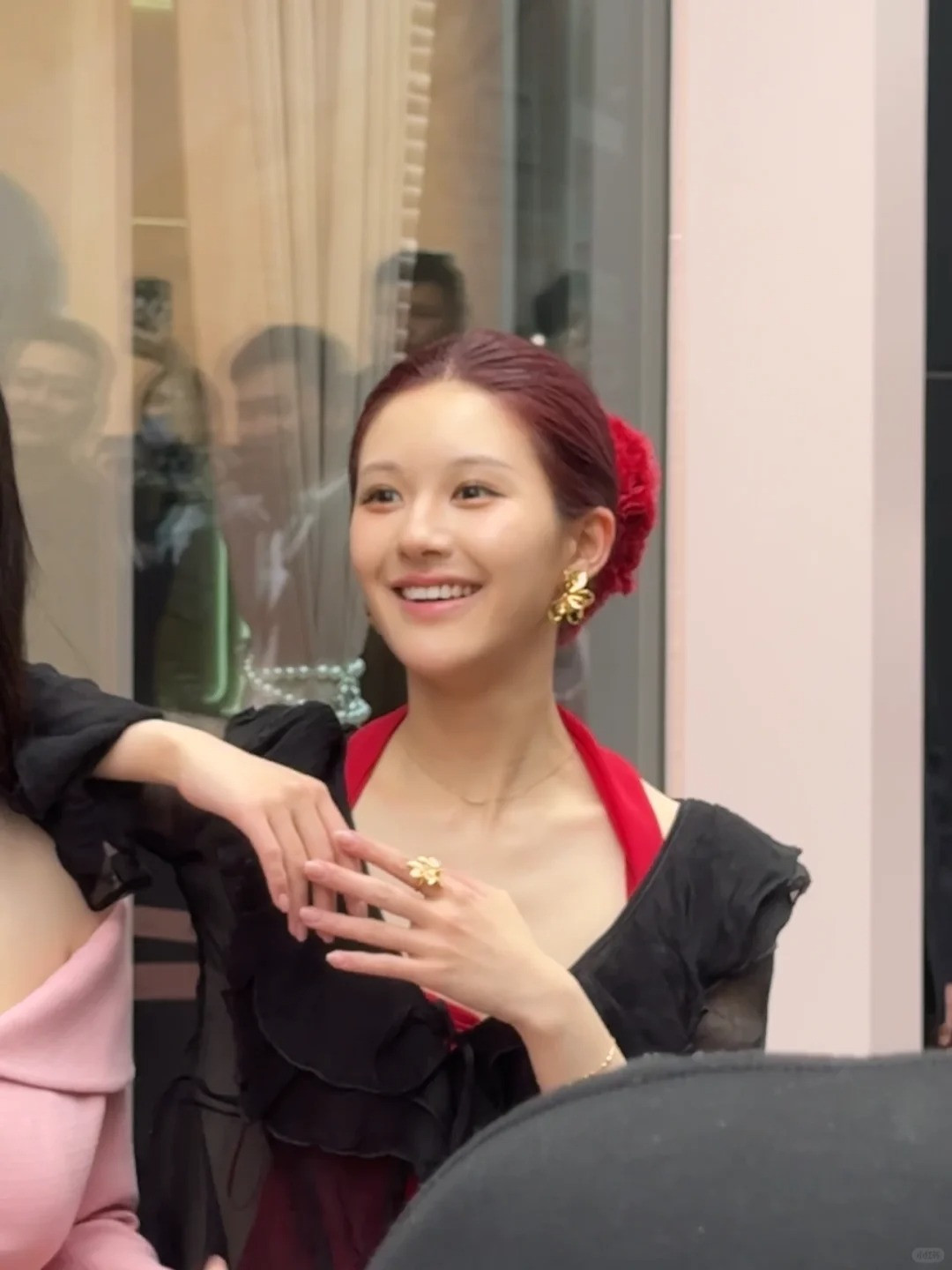 Triệu Lộ Tư 'đỏ rực' giữa phố, nhưng vẫn bị nghi ngờ phẫu thuật thẩm mỹ vì điều này - Ảnh 6