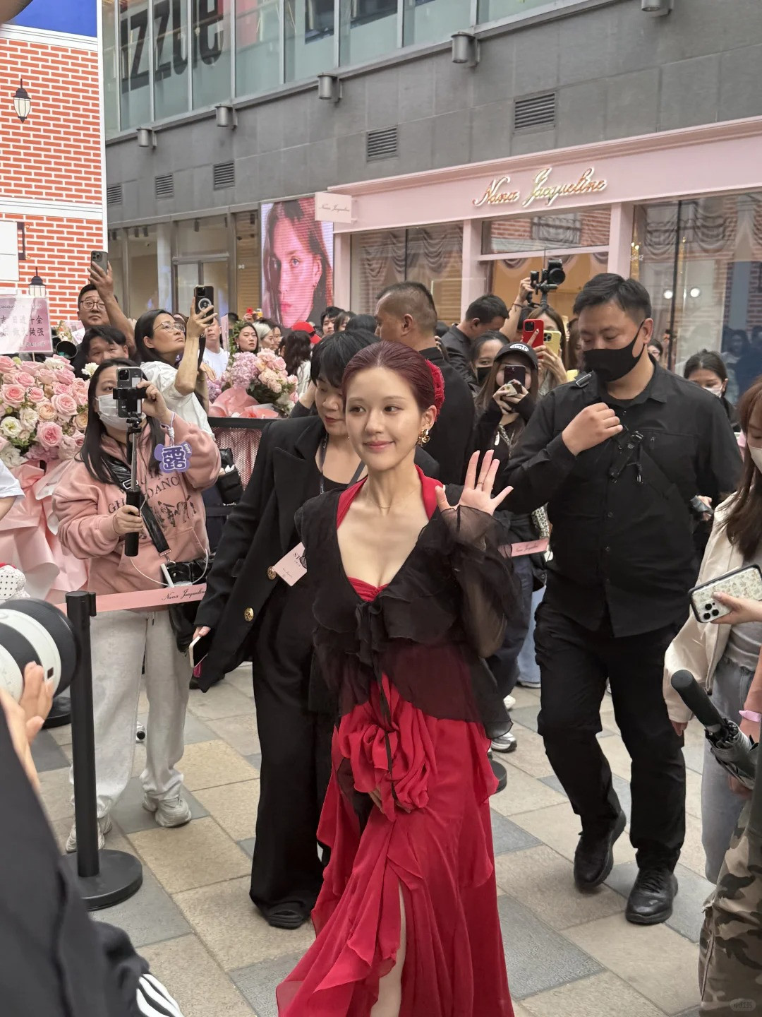 Triệu Lộ Tư 'đỏ rực' giữa phố, nhưng vẫn bị nghi ngờ phẫu thuật thẩm mỹ vì điều này - Ảnh 9