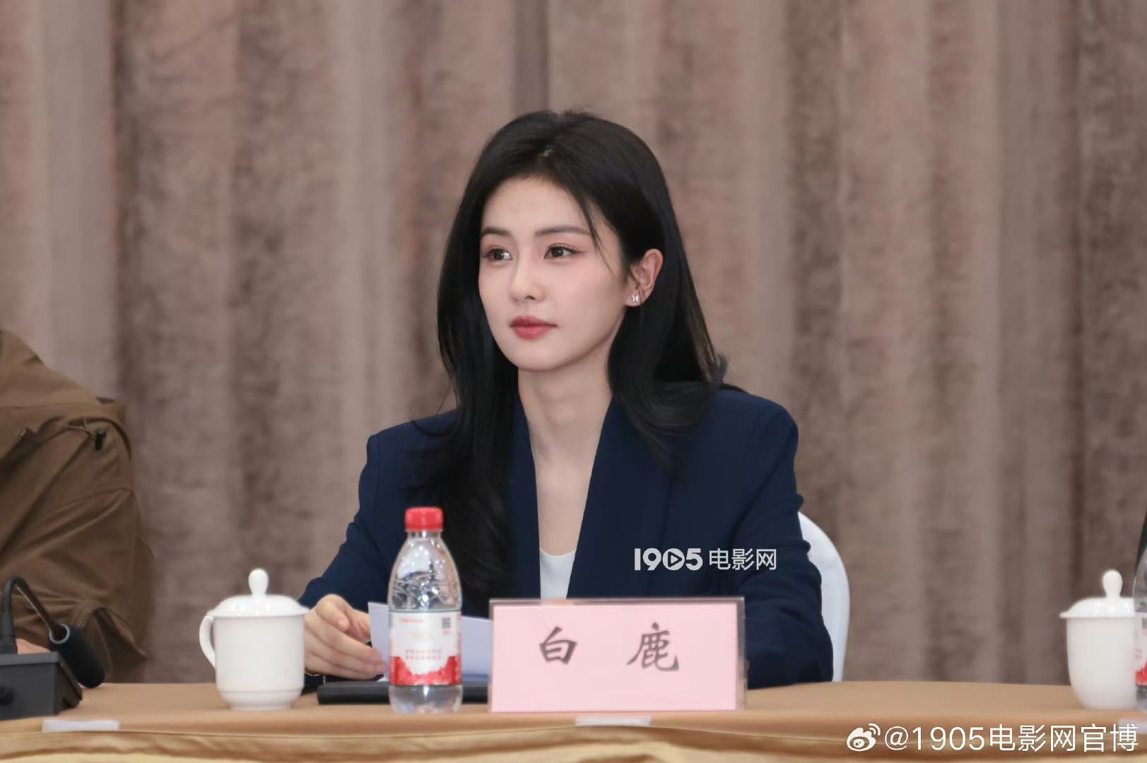 'Vẻ đẹp bạn gái công chức' của Bạch Lộc gây sốt mạng xã hội - Ảnh 3