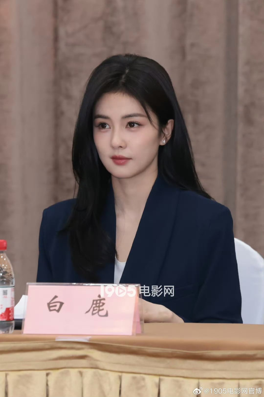 'Vẻ đẹp bạn gái công chức' của Bạch Lộc gây sốt mạng xã hội - Ảnh 2