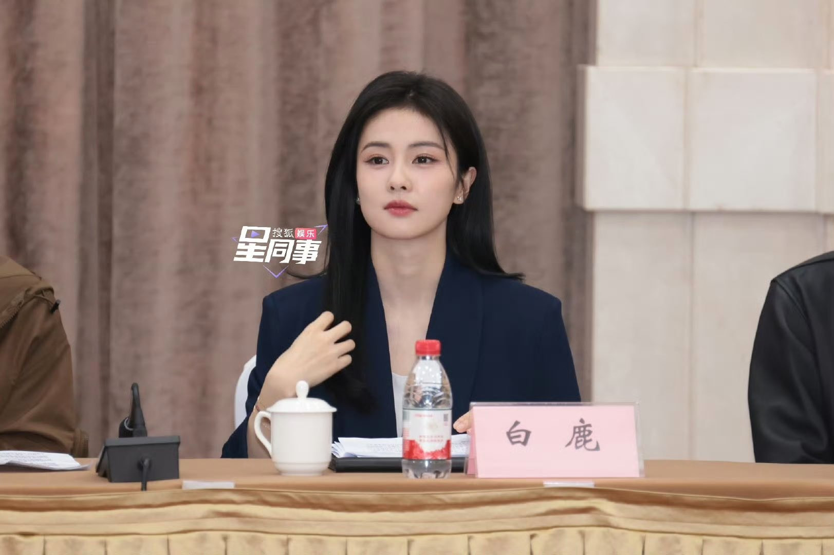 'Vẻ đẹp bạn gái công chức' của Bạch Lộc gây sốt mạng xã hội - Ảnh 4