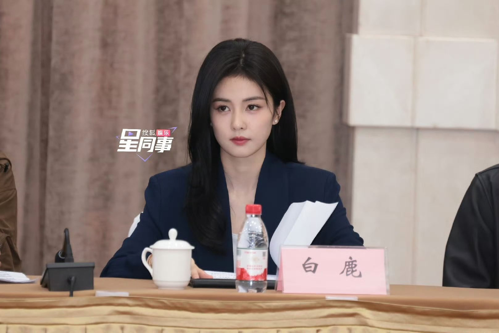 'Vẻ đẹp bạn gái công chức' của Bạch Lộc gây sốt mạng xã hội - Ảnh 5