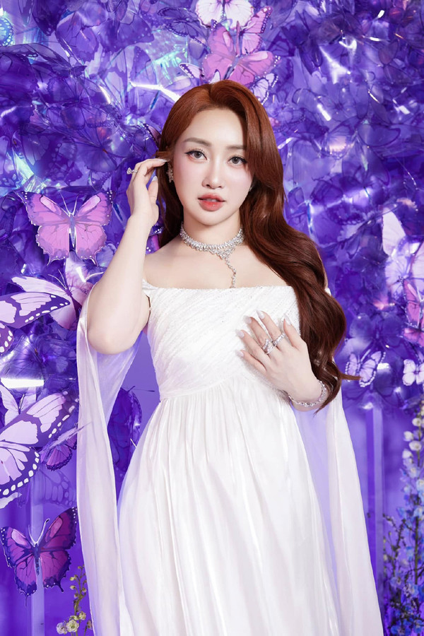 Thuê hẳn stylist, mang 10 vali hành lý sang Nhật, vợ doanh nhân của Chi Bảo khoe nhan sắc rực rỡ - Ảnh 9.