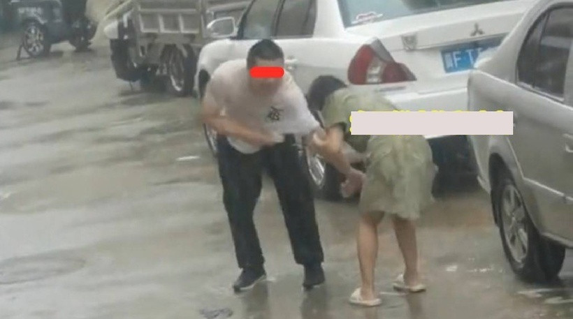 Người vợ đuổi theo người chồng, nắm lấy tay anh và van xin sự tha thứ. Ảnh: Sohu.