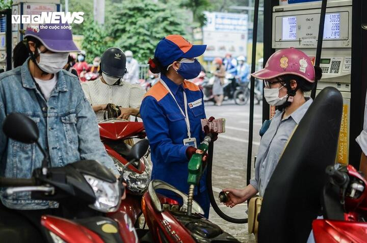 Giá xăng tiếp tục giảm từ chiều nay 17/4. (Ảnh minh hoạ: Minh Đức).