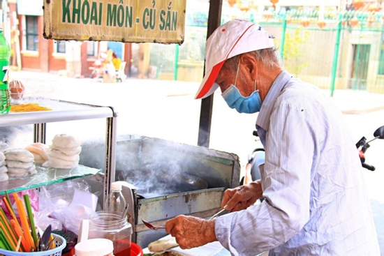 Cụ ông U80 gần 30 năm bán bánh trên vỉa hè, thẫn thờ khi khách hỏi về vợ