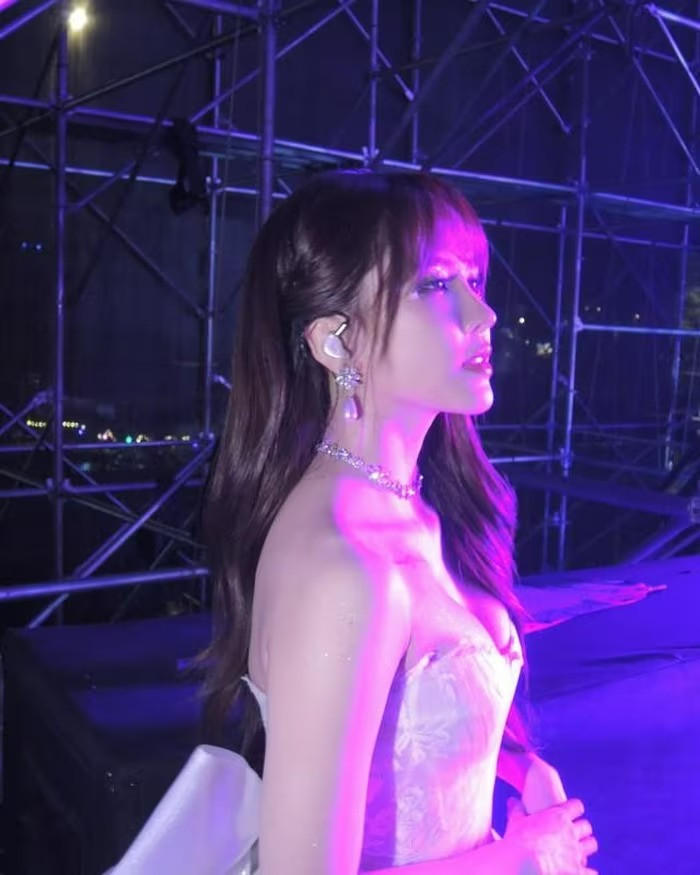 Rầm rộ khoảnh khắc Thiều Bảo Trâm đi thử váy cưới