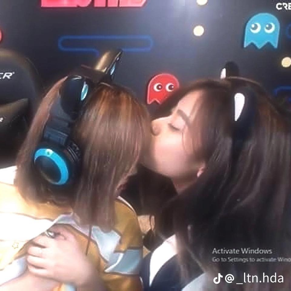 Sao nữ nổi đình đám phản ứng gắt khi bị nghi chia tay tình đồng giới yêu 7 năm