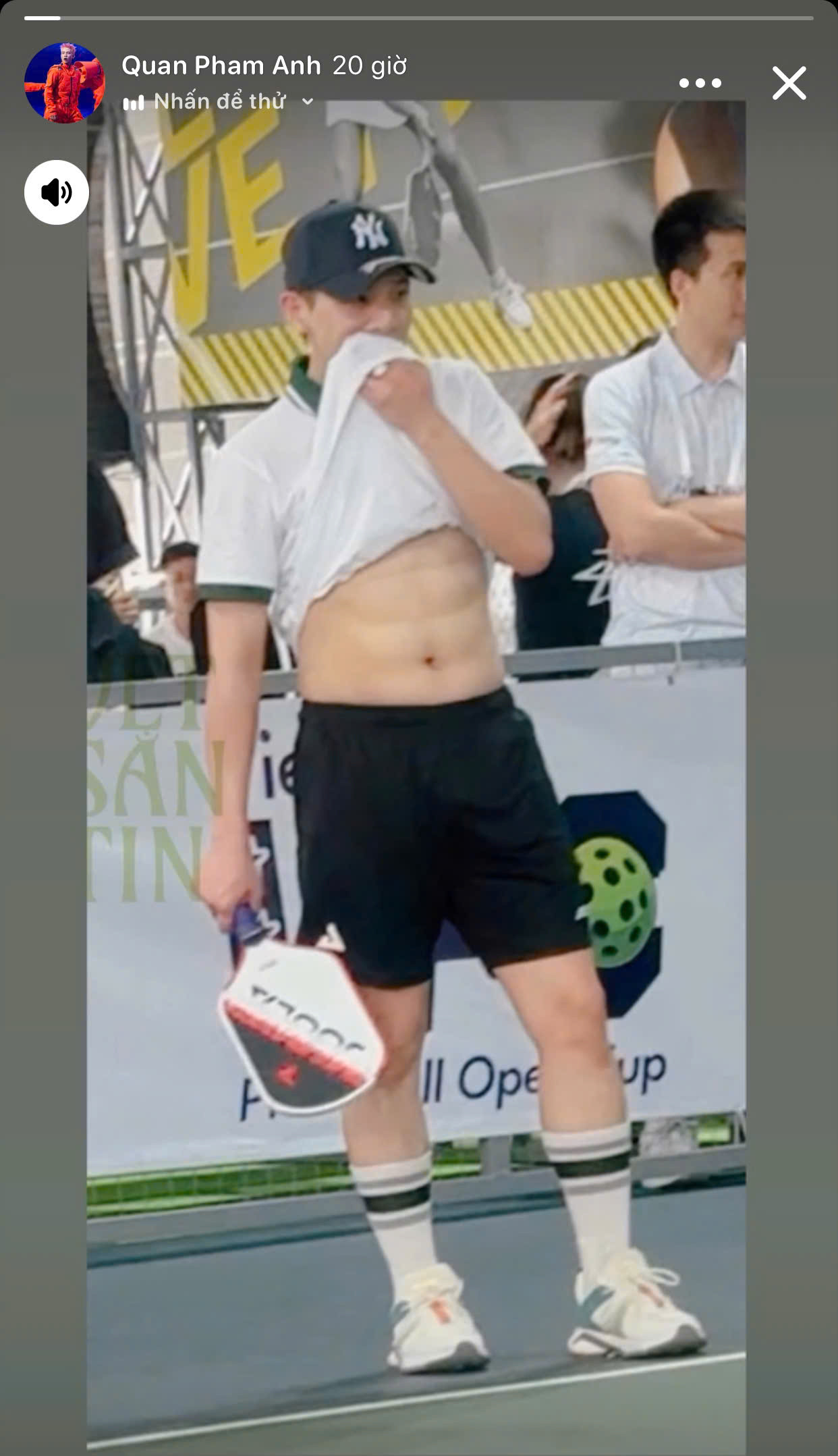 Sao Vbiz nổi tiếng nam thần flex cơ bụng 6 múi trên sân pickleball sự thật gây ngã ngửa