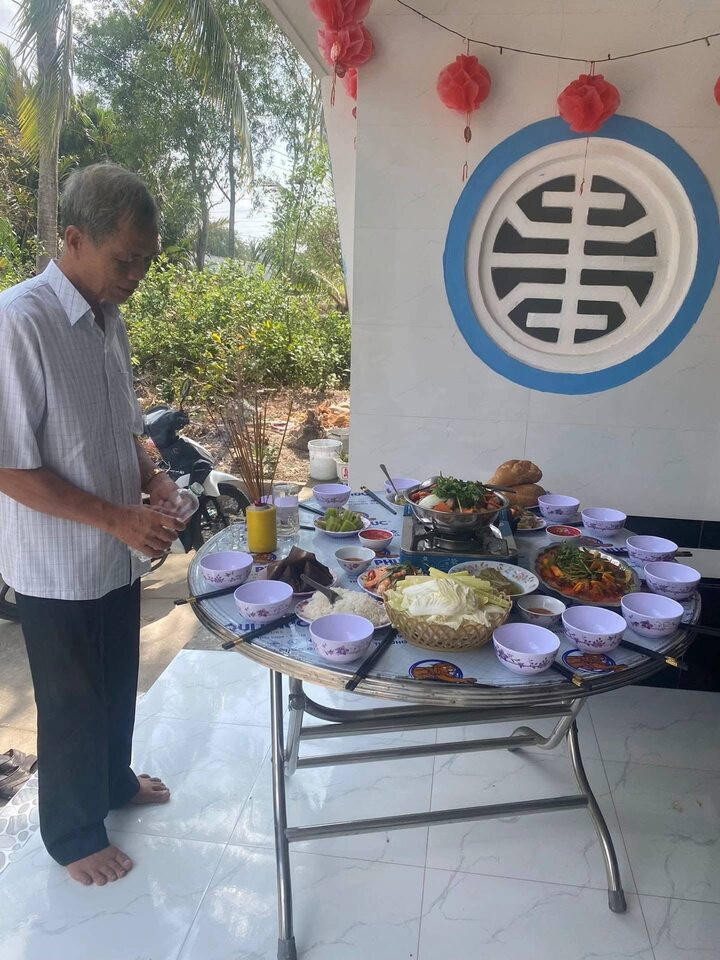 Mâm cơm chiến sỹ thường được đặt trang trọng trước cửa nhà và gia chủ thành kính thắp nhang. (Ảnh: Dongdia_94)