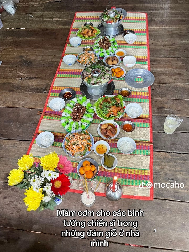 Mâm cơm dành riêng cho các vong linh chiến sỹ. (Ảnh: Mocaho)