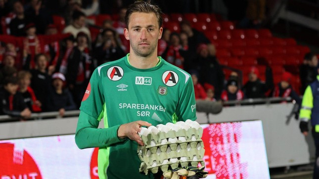 Từ dép, tạp dề đến trứng và lợn nguyên con, những phần thưởng cười ra nước mắt của các Cầu thủ hay nhất trận ảnh 2