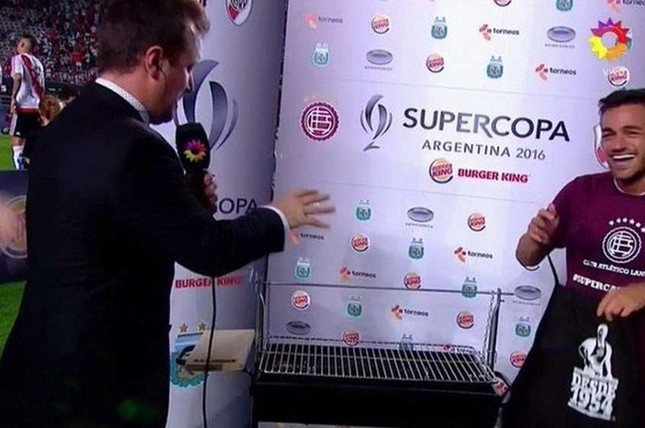 Từ dép, tạp dề đến trứng và lợn nguyên con, những phần thưởng cười ra nước mắt của các Cầu thủ hay nhất trận ảnh 4