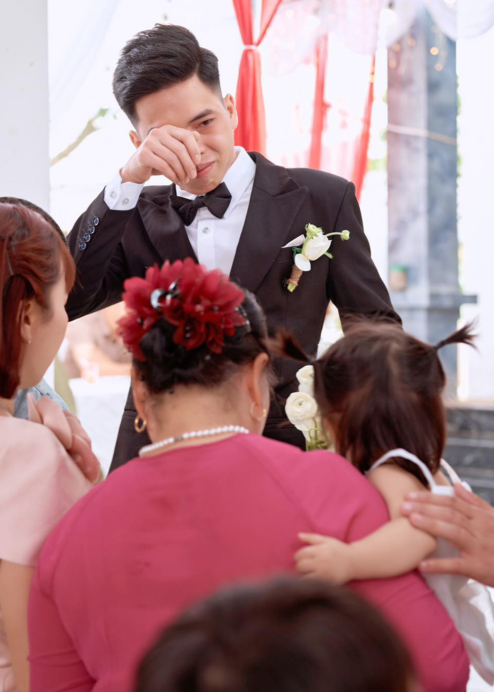 Chú rể ở Hưng Yên bật khóc trong đám cưới, phía sau là chuyện thắt lòng - Ảnh 1.