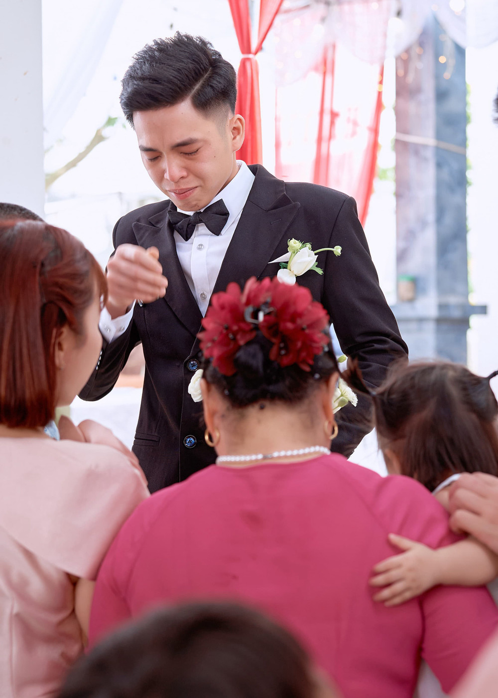 Chú rể ở Hưng Yên bật khóc trong đám cưới, phía sau là chuyện thắt lòng - Ảnh 2.
