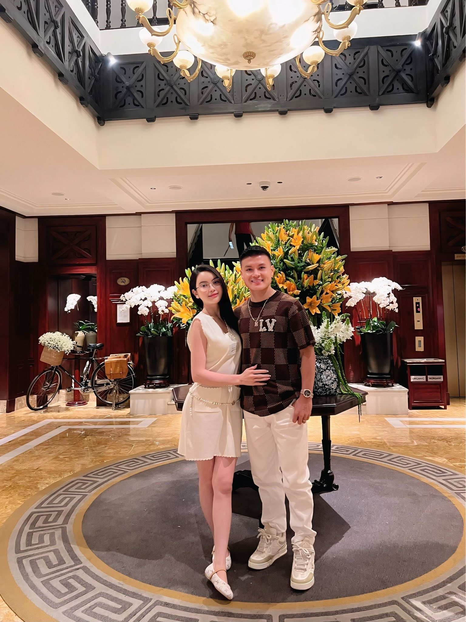 Chu Thanh Huyền xách túi Chanel đeo đồng hồ 700 triệu như tổng tài giữa nghi vấn trốn thuế