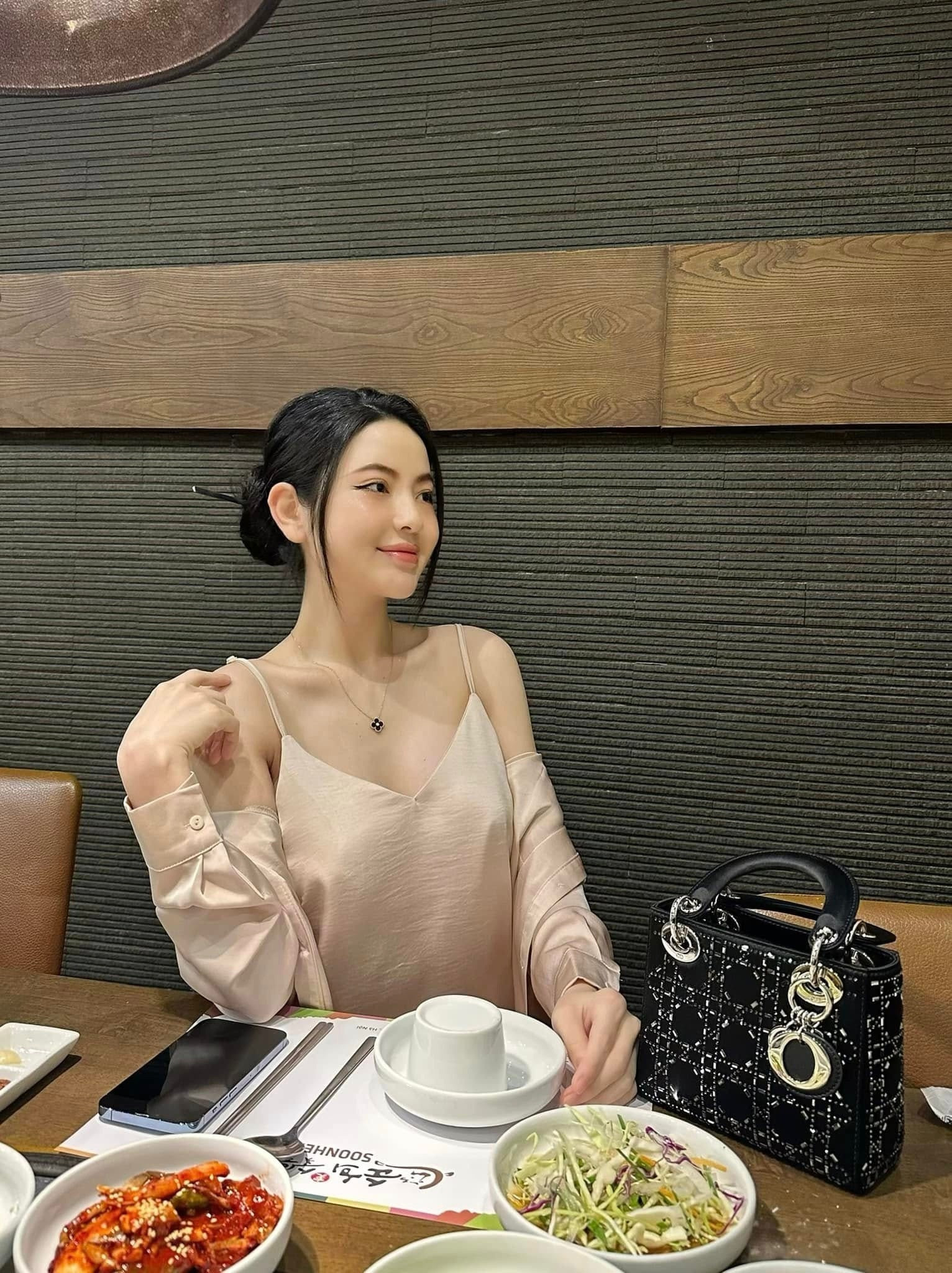 Chu Thanh Huyền xách túi Chanel đeo đồng hồ 700 triệu như tổng tài giữa nghi vấn trốn thuế