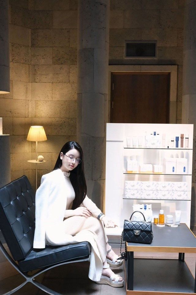 Chu Thanh Huyền xách túi Chanel đeo đồng hồ 700 triệu như tổng tài giữa nghi vấn trốn thuế