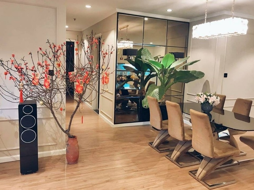 Nam diễn viên từng chia sẻ rằng, cát-xê đóng phim và các hoạt động nghệ thuật khác đủ để gia đình anh sống tốt. Hiện nay, Mạnh Trường cùng vợ con sống tại một căn hộ cao cấp trị giá 7 tỷ đồng ở trung tâm Hà Nội.