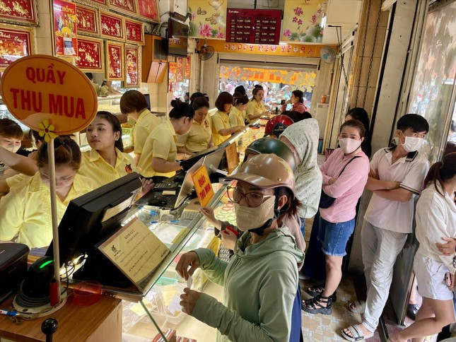 Giá vàng liên tục lập đỉnh: 'Đu' đỉnh hay chốt lời? ảnh 2