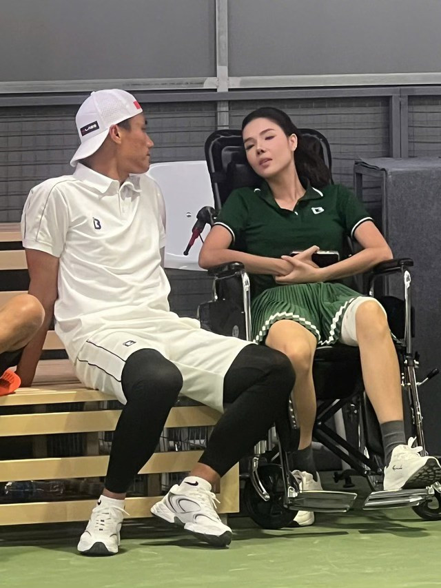 Kỳ Hân giải thích lý do gãy xương đùi vẫn ngồi xe lăn chơi pickleball