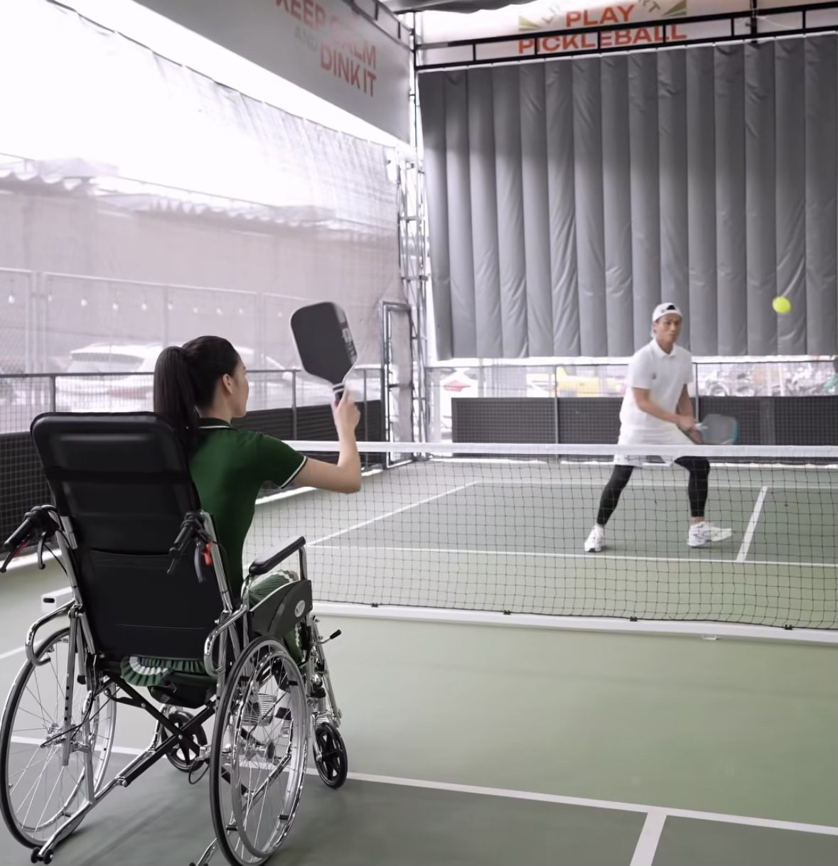 Kỳ Hân giải thích lý do gãy xương đùi vẫn ngồi xe lăn chơi pickleball