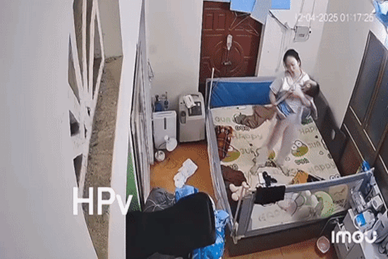 Người mẹ đang bế con bỗng ngất lịm vì kiệt sức: Nhiều đêm chỉ được ngủ 5 phút
