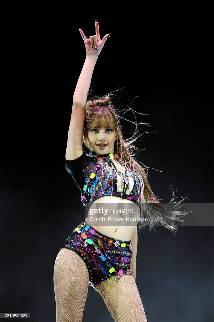 Người yêu tin đồn lộ rõ ánh mắt si mê khi đến ủng hộ Lisa diễn