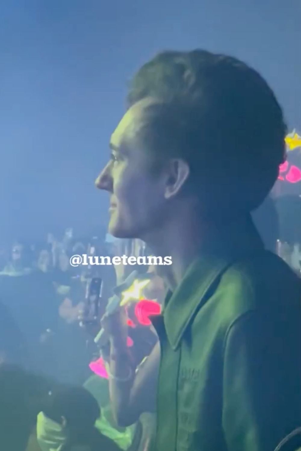 Người yêu tin đồn lộ rõ ánh mắt si mê khi đến ủng hộ Lisa diễn