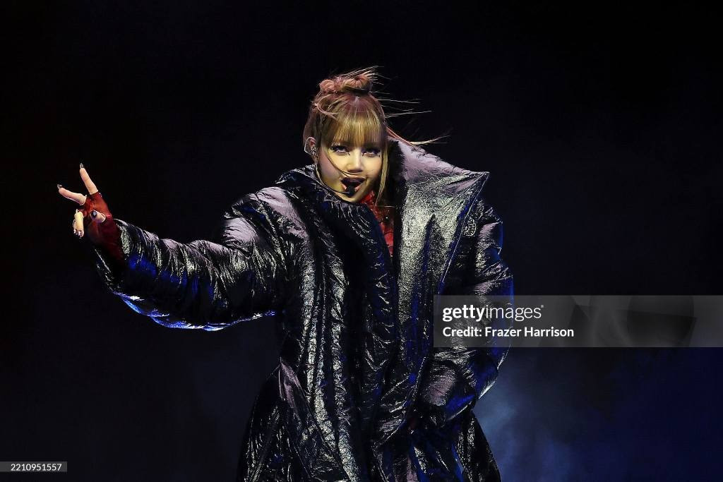 Người yêu tin đồn lộ rõ ánh mắt si mê khi đến ủng hộ Lisa diễn