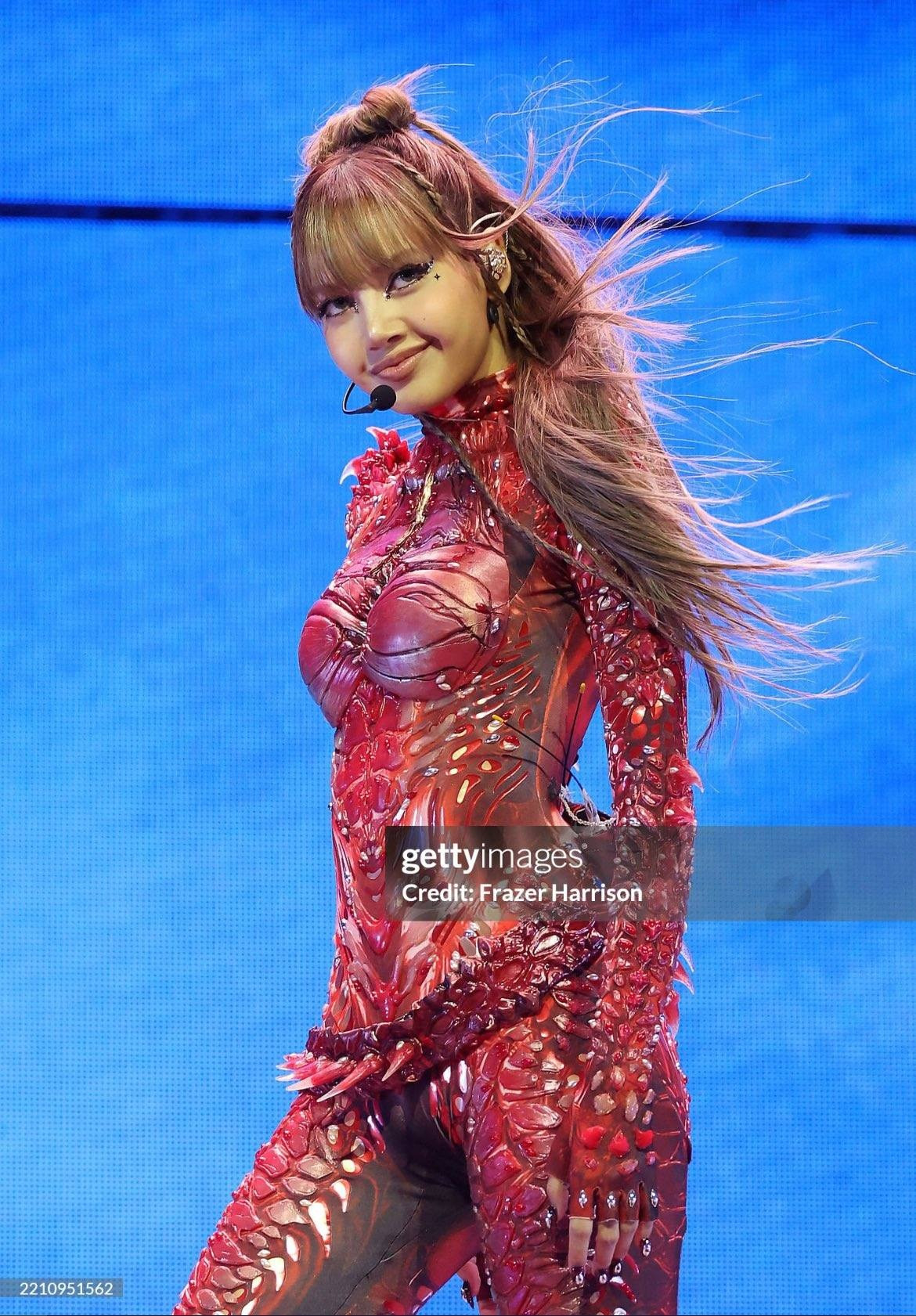 Người yêu tin đồn lộ rõ ánh mắt si mê khi đến ủng hộ Lisa diễn