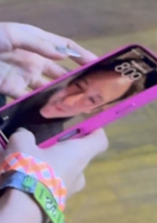 Người yêu tin đồn lộ rõ ánh mắt si mê khi đến ủng hộ Lisa diễn