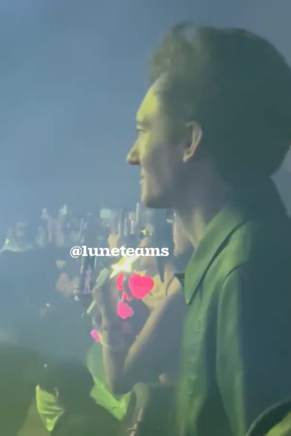 Người yêu tin đồn lộ rõ ánh mắt si mê khi đến ủng hộ Lisa diễn