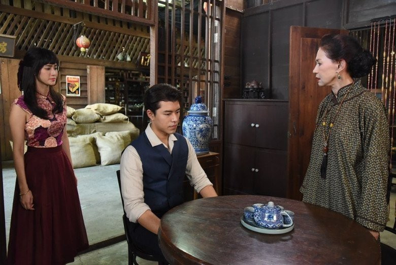 Sau khi thông báo sẽ chia đều tài sản, mẹ vợ giả ốm thử lòng các con, con rể lộ ngay bộ mặt thật khiến bà bật dậy hét lên: Tôi hủy di chúc!- Ảnh 1.